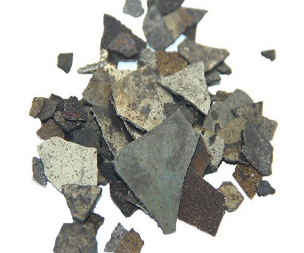 Electrolytic manganese metal flakes